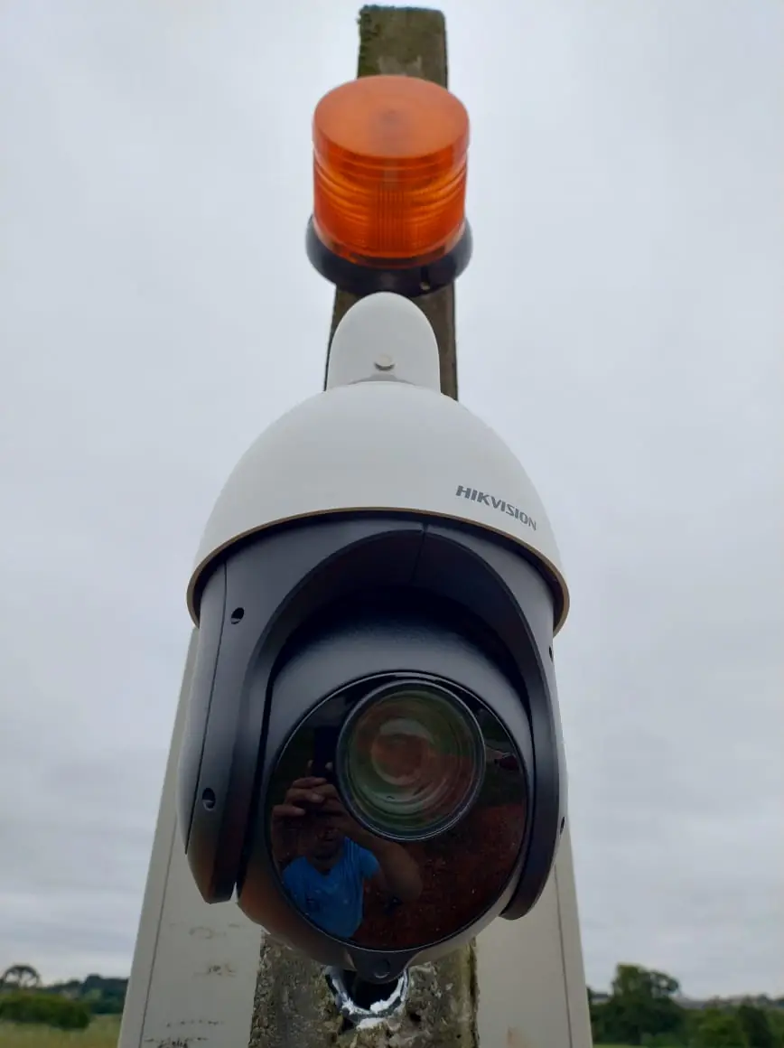 Câmera speed dome com sirene instalada em poste